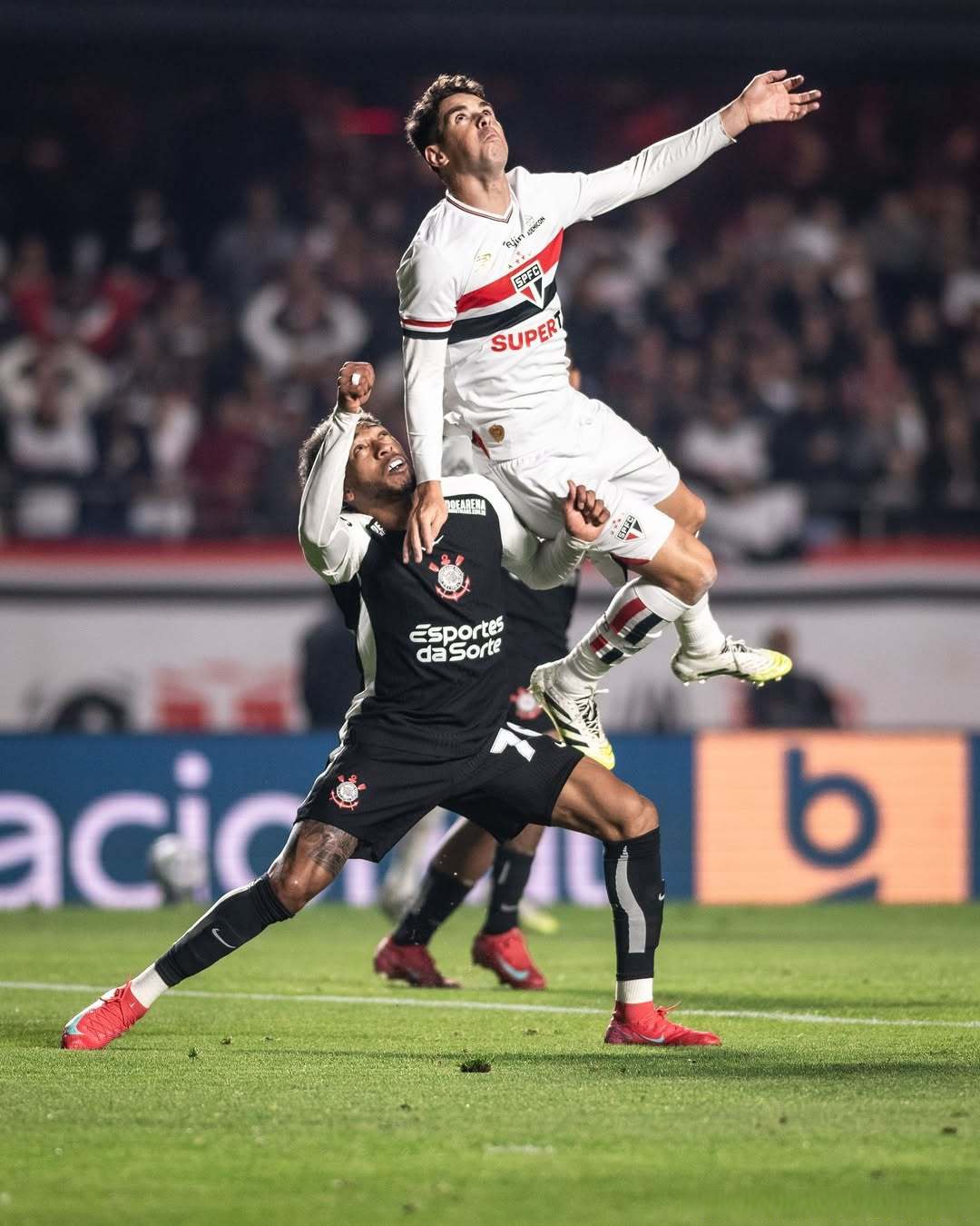 问鼎娱乐-包含C罗关键节点精彩发挥，篮网带队取胜！的词条