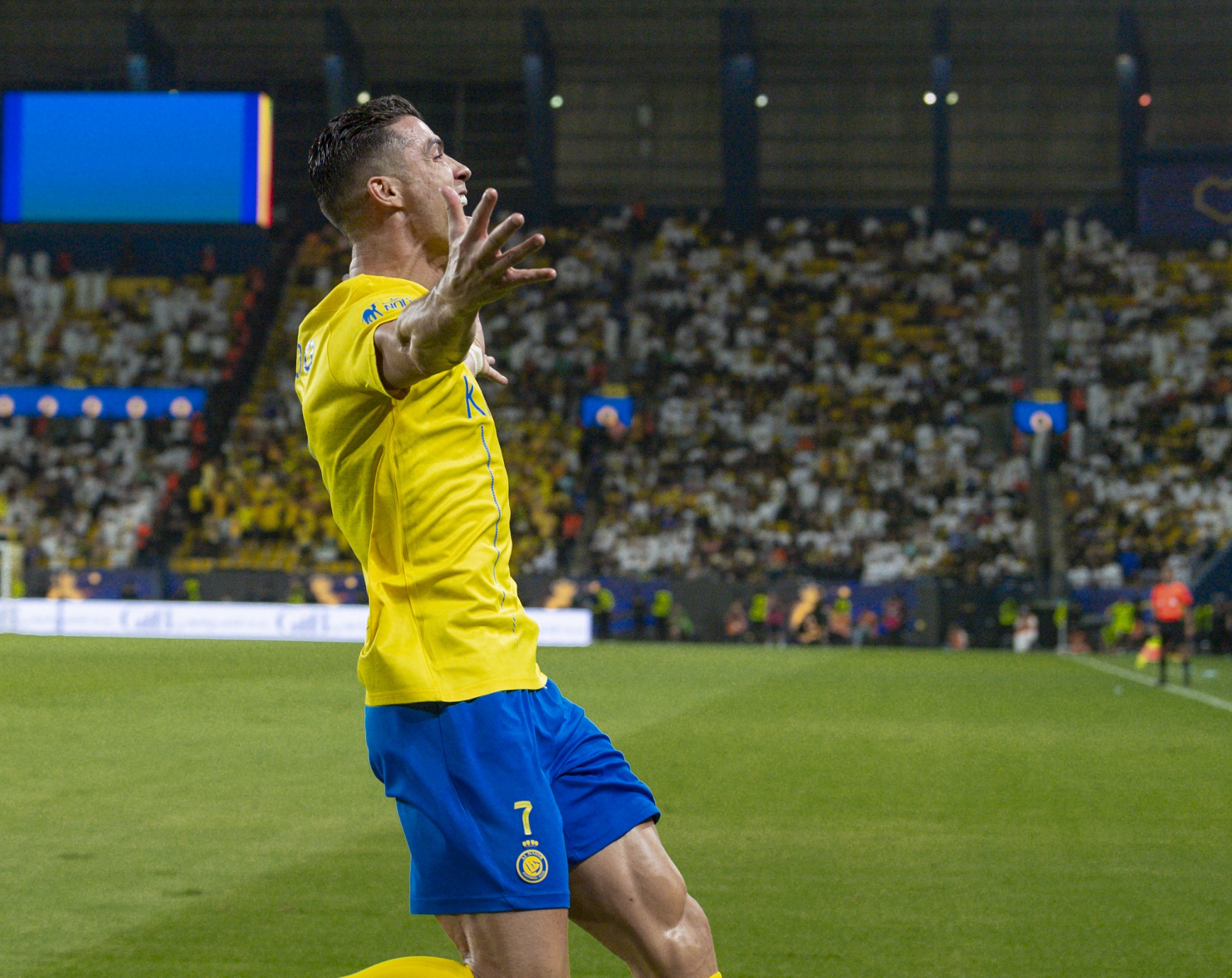 问鼎娱乐-C罗爆冷击败塞尔维亚队，战术调整引爆全场！的简单介绍