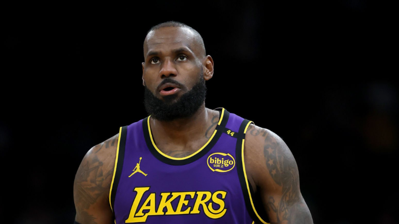 问鼎娱乐-詹姆斯在C9比赛中突破纪录，战术调整引发热议！的简单介绍